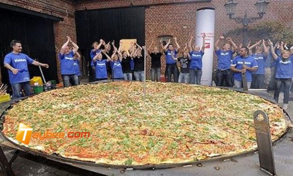 طهي أكبر بيتزا في العالم لمساعدة ضحايا الزلزال بإيطاليا 