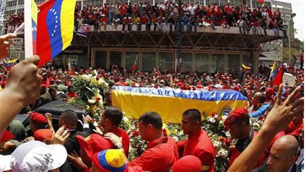 آلاف الفنزويليين أدوا التحية الأخيرة لهوغو تشافيز خلال الليل