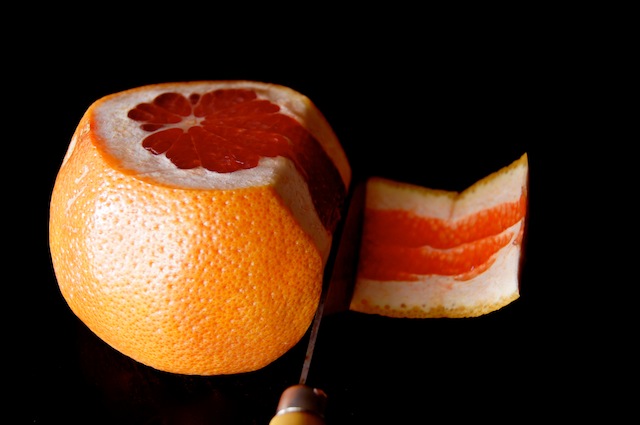 فيديو: طريقة مميزة لتقطيع البرتقال وتقديمه بشكل مميز