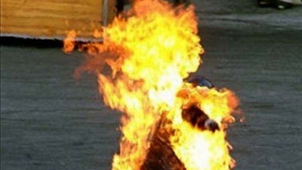 شاب تونسي عاطل عن العمل يضرم النار في نفسه بقلب العاصمة