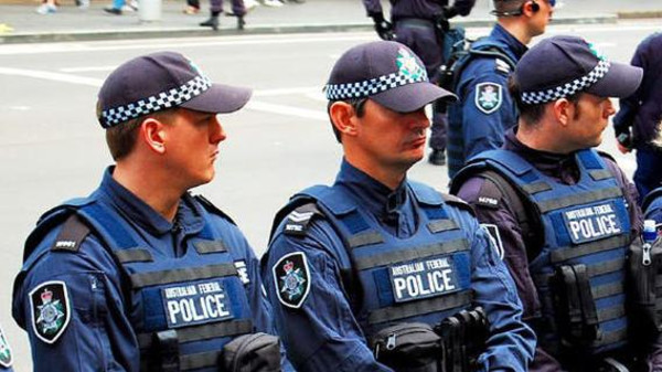 فيديو: لحظة إخضاع الشرطة الأسترالية لمسلح يحاصر مركز تجاري